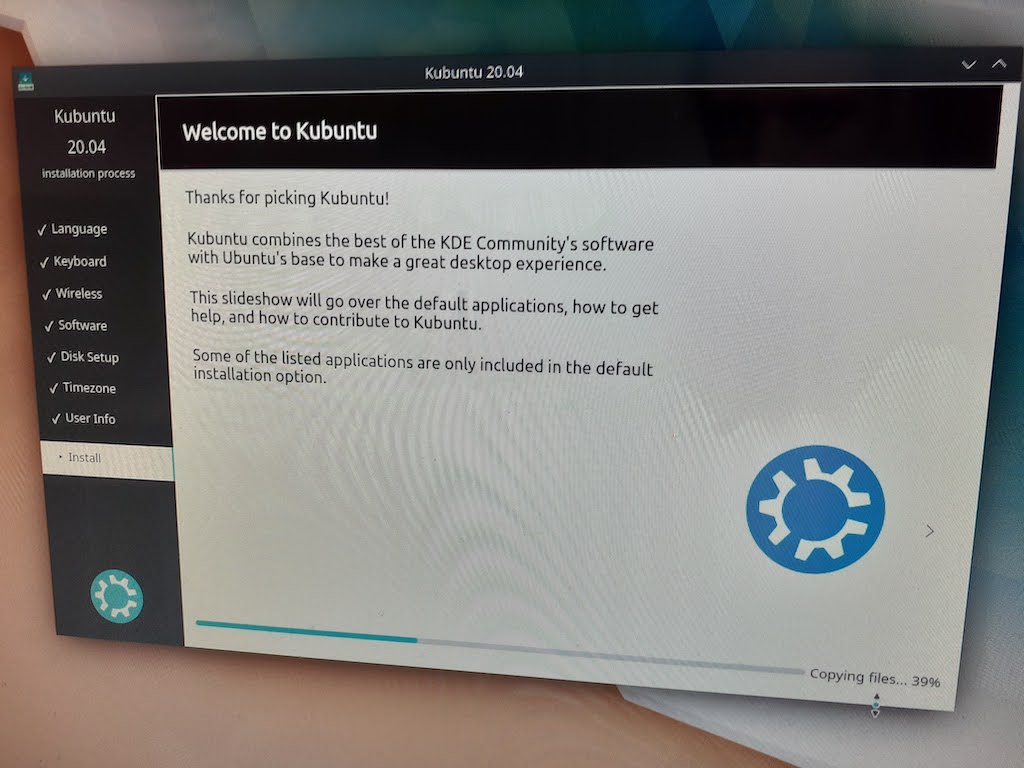 window that says "welcome to Kubuntu" Kubuntu combines the best of the ode community's software with Ubuntu's base to make a great desktop experience. screenshot.