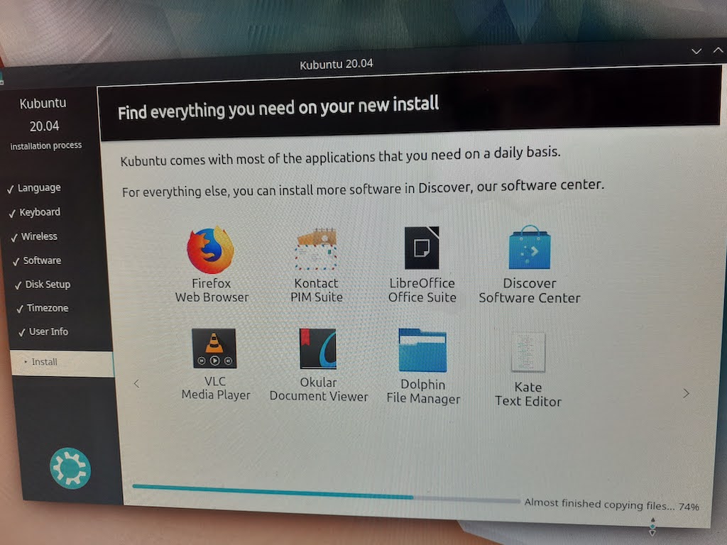 kubuntu installation information window it says find everything you need on your new install. kubuntu comes with most of the applications that you need on a daily basis. images of icons for firefox, libra office, discover software center, etcetera.