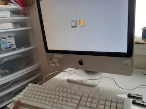 picture of iMac with EFI boot options, mac hd or efi boot selection options.